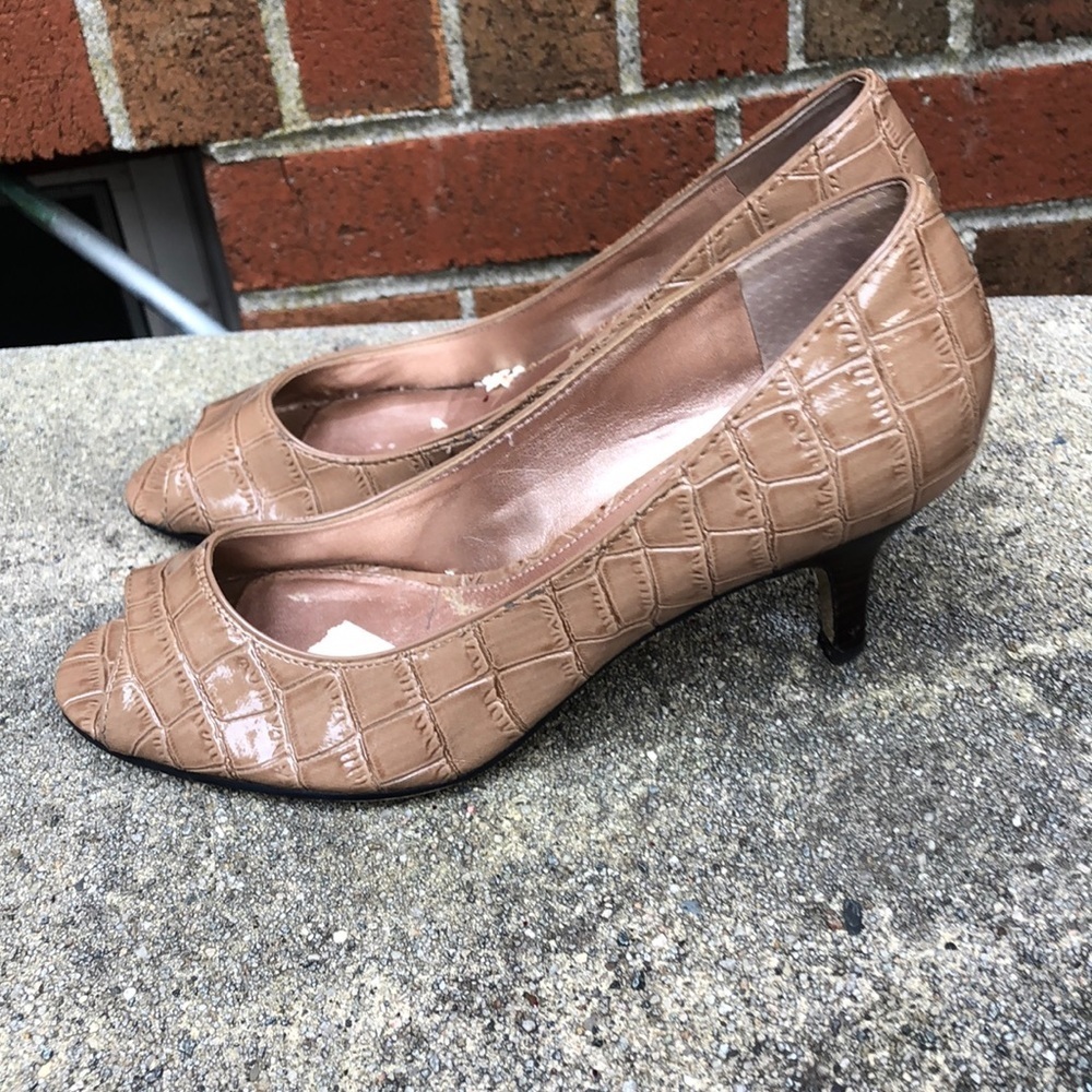 Bandolino tan kitten heels
